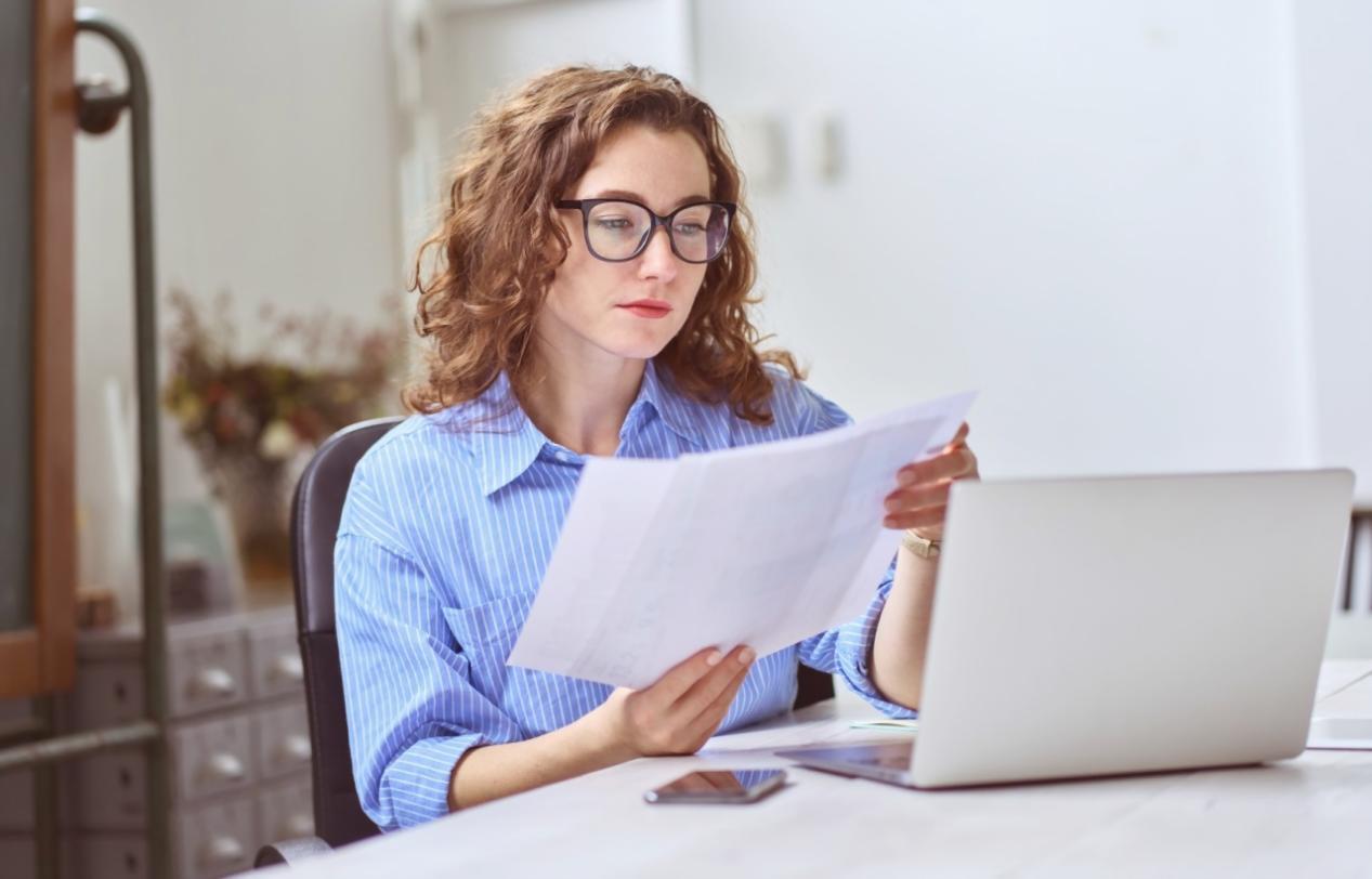 Zespół loqenye przy pracy nad analizą rynków finansowych